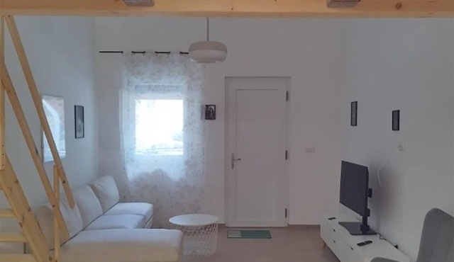 Comfortable indinpedent studio apartment, for singles, couples or family with children