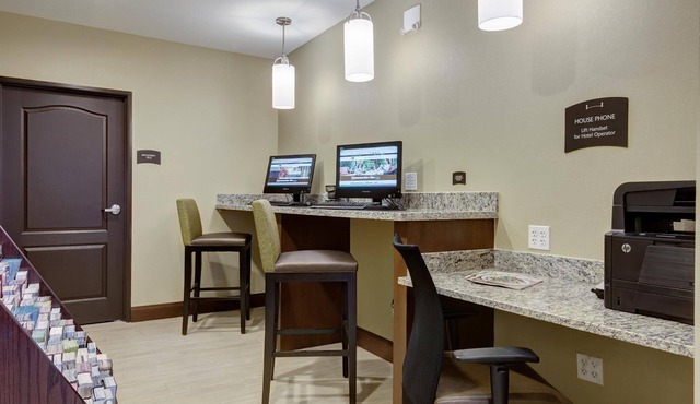 Comfortable King Suite Near Edward Jones! Complimentary Breakfast