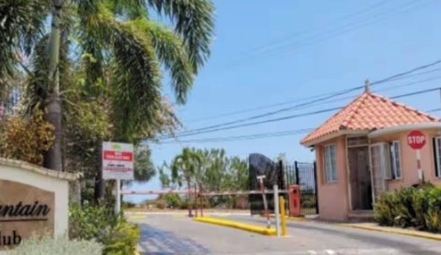 COMFORTABLE KING BEDROOM FLAT in townhome in a pleasant Hilltop neighborhood,