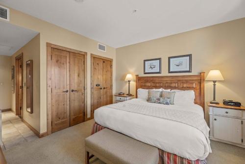 Comfortable King Hotel Room on the top Floor Best Location on the Mtn