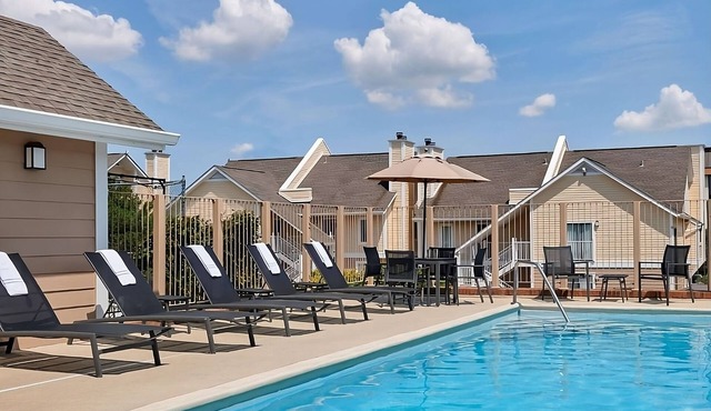 Comfortable King Stay w/Outdoor Pool & Free Breakfast! Pet Friendly!