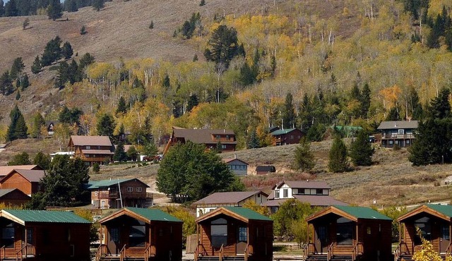 Comfortable Lakefront Cabin near West Yellowstone, Montana