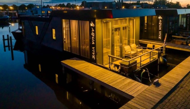 Comfortable, large, moored houseboat
