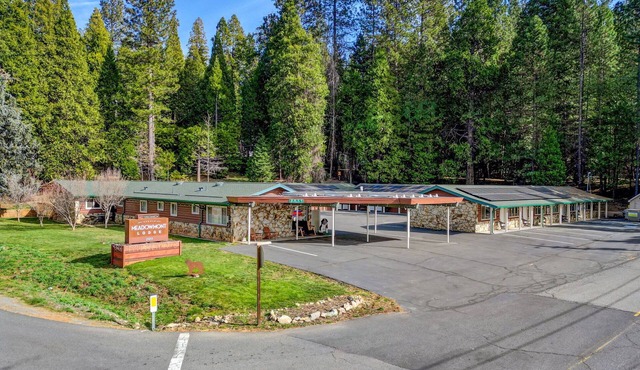 Comfortable Lodge Room 7 with Extra Amenities (queen, no pets)