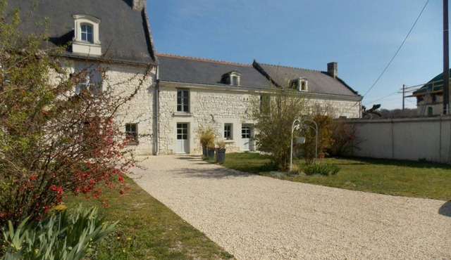 Comfortable lodging in Huismes, near Chinon with enclosed courtyard