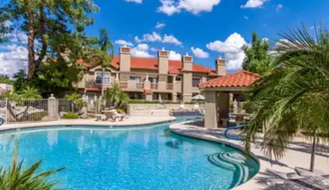 Comfortable McCormack Ranch Townhome in Fantastic location.