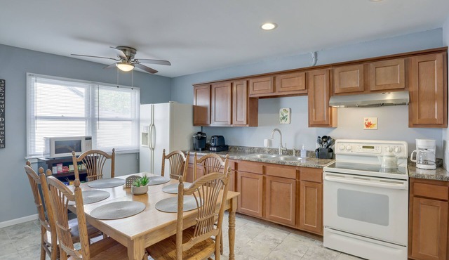Comfortable Milwaukee Abode ~ 10 Mi to Downtown!
