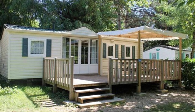 Comfortable mobile home with terrace for 6 people