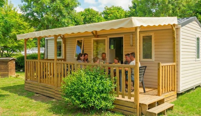 Comfortable mobile home with terrace in Saint-Gérons