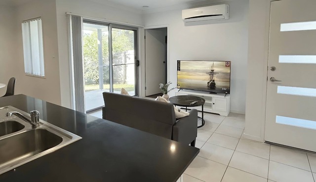 Comfortable modern 3-bedroom house near Westfield | Garage and air conditioning