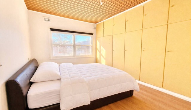 Comfortable, Modern and Private Spacious Room Near Lake Albert - Pet Friendly