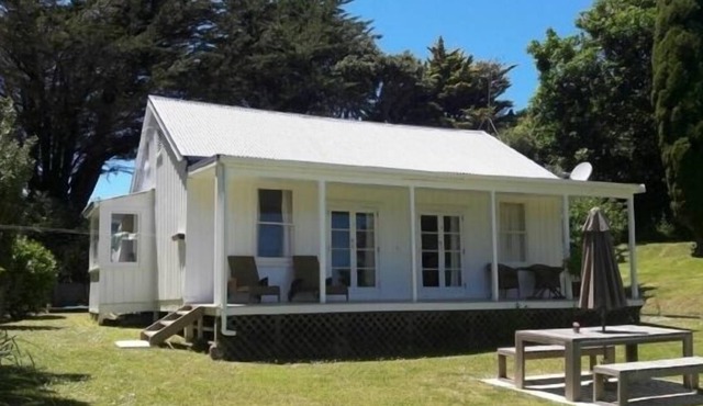 Comfortable Kiwi bach with privacy and views