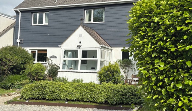 Comfortable Pet Friendly Home in quiet location close to beaches & amenities