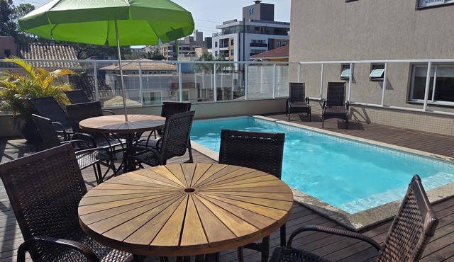 Comfortable penthouse with pool just a few meters from Bombinhas beach.