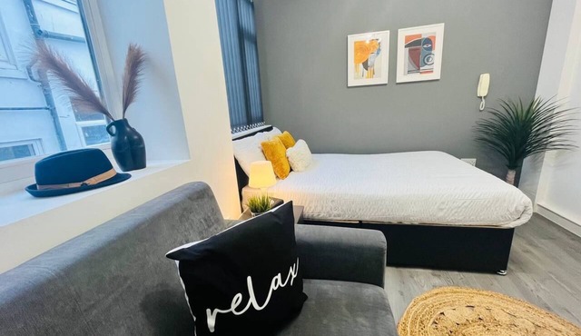 Comfortable Private 1- Bedroom Flat - F4*
