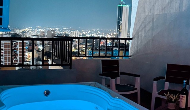 Comfortable, private penthouse, jacuzzi, Cali & mountain view.