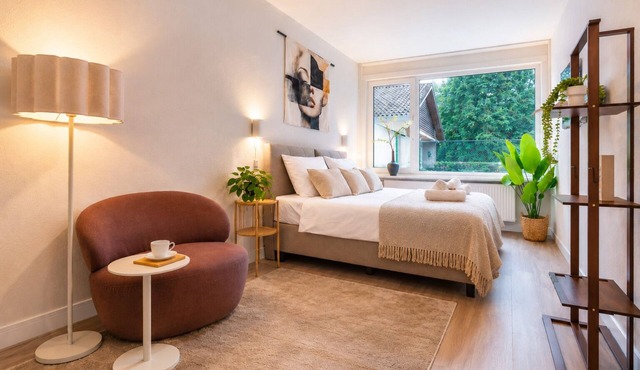 Comfortable private room in Tilburg, set in lush greenery beside the scenic walking and mountain bike trails of Stadsbos013.