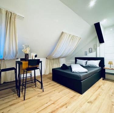 Comfortable Private Rooms in a 5-Bedroom Apartment Close to the Train Station