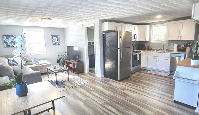 Comfortable & Private 2 Bedrm Cottage w/King bed.
