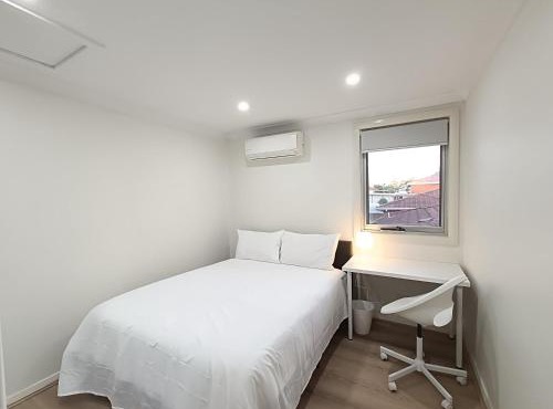 Comfortable Queen Room With AC & Heating - Merrylands - NM7