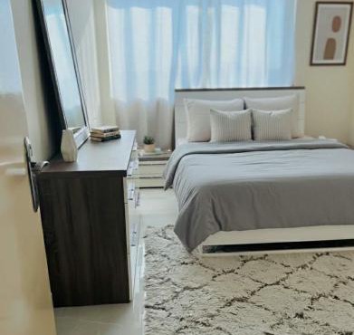 Comfortable Queen Room, Dubai City View, Private & Peaceful, 8 Mints Walk To Dubai