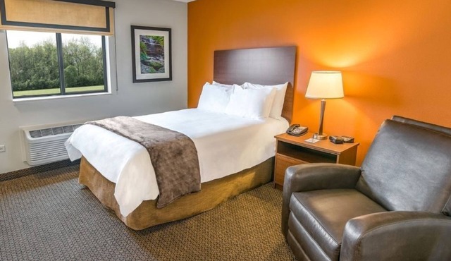 Comfortable Quiet Room w/Kitchen – Near Shops, Cafes & Attractions