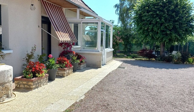 Comfortable renovated family home on wooded grounds & private parking