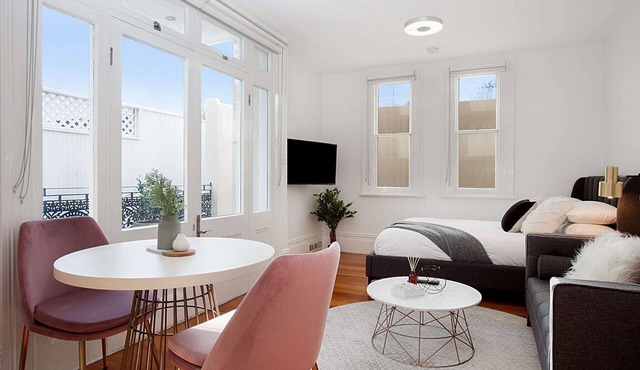 Comfortable Renovated Studio Close To City
