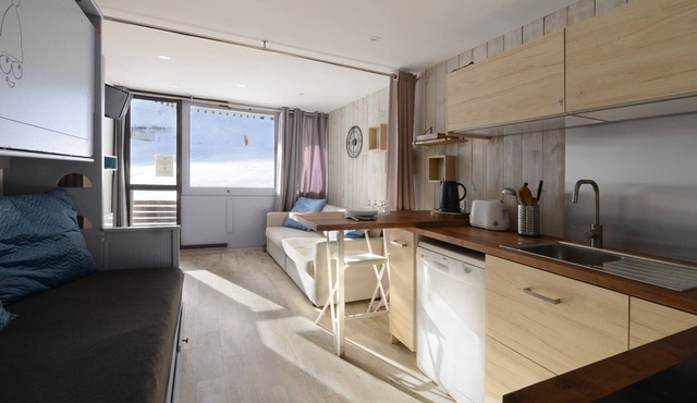 Comfortable renovated studio, south balcony, ski-in/ski-out