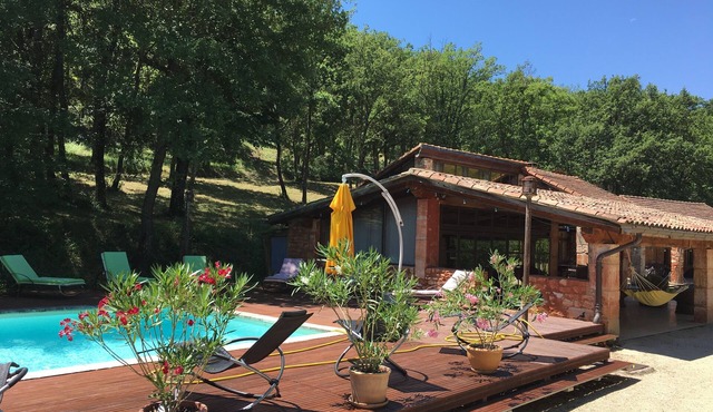 Comfortable restored Cabanon ocrier with shared pool - 6 people