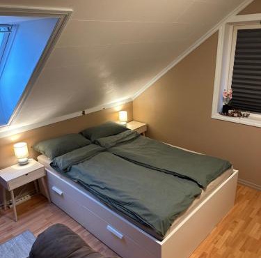 Comfortable room - Double bed - Private bathroom - Free parking - Shared kitchen - Bus stop and store 2 min walk