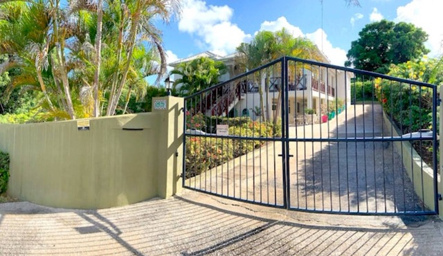 Comfortable, safe, breezy apartment set in gated garden, near Holetown & beaches