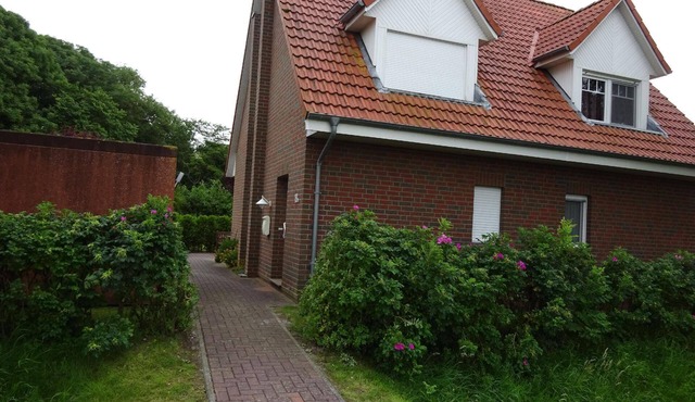 Comfortable semi-detached house with a sea view and a big garden