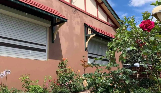 Comfortable spacey cottage, 7.5km to city centre.