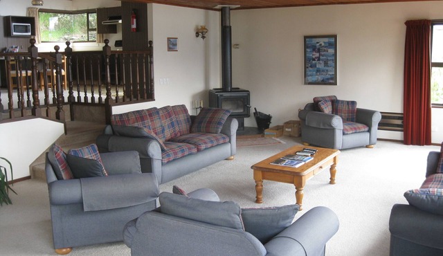 Comfortable, spacious home panoramic views, 5 mins drive CBD. NO EXTRA COSTS