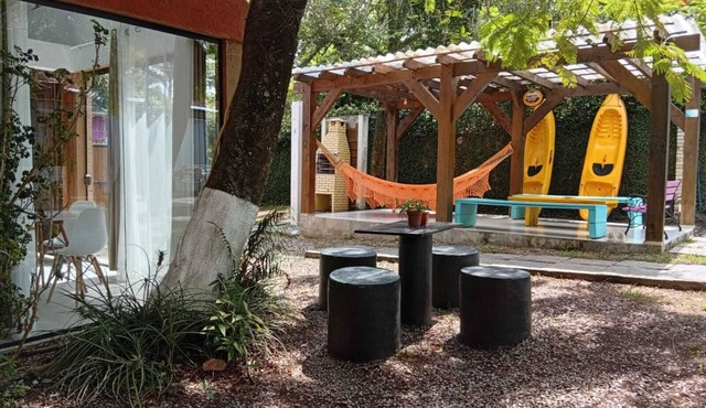 Comfortable, spacious, private, loft-style house with garden, pergola, and jacuzzi.