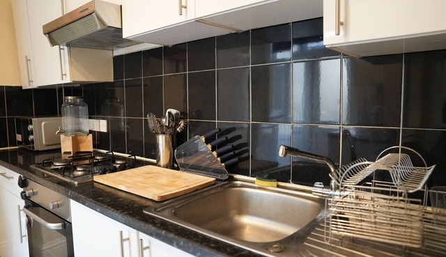 Comfortable Spacious House With Serine Garden & Parking