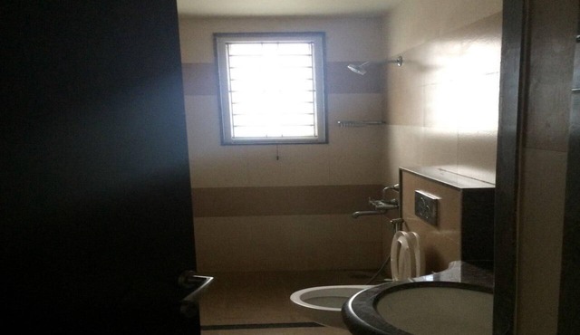 Comfortable & Spacious Home Near Airport