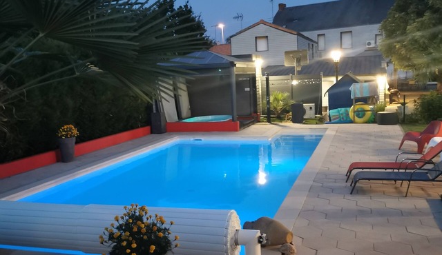 COMFORTABLE STUDIO (jacuzzi/sauna/swimming pool PRIVATE