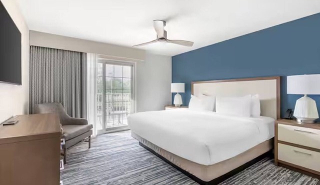 Comfortable Stay for Large Families in 2 Spacious Suites w/Kitchenette