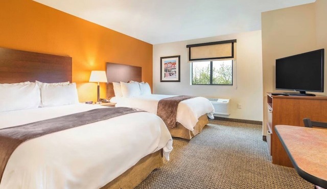 Comfortable Stay with Free Parking – Walk to Shops, Restaurants & Entertainment