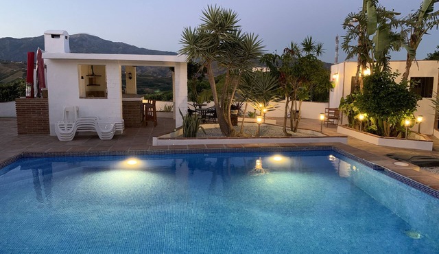 Comfortable studio in a country house with pool close to the sea