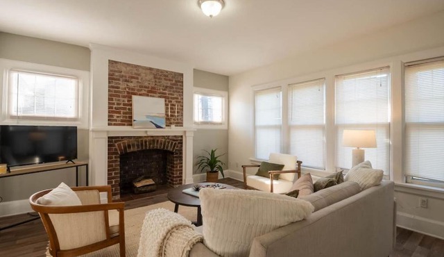 Comfortable Stylish Home Minutes from Downtown