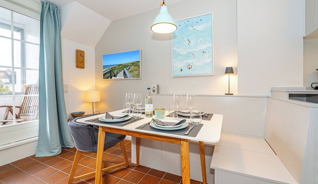 Comfortable Syltweh vacation apartment with south-facing balcony in Munkmarsch