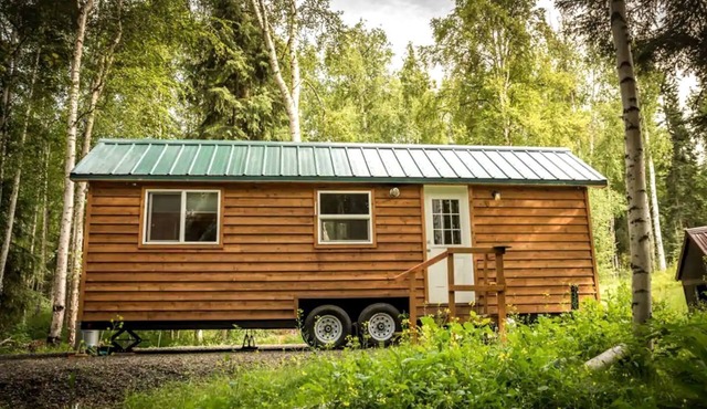 Comfortable Tiny House Rental near Fairbanks for Pet-Friendly Glamping in Alaska
