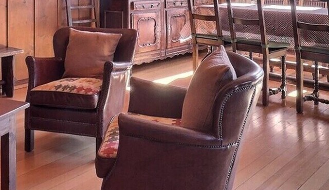 Comfortable traditional chalet on 2 levels for 7 to 8 people, living room, separated kitchen with di
