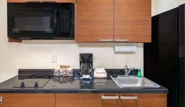 Comfortable Unit Near Beaver Valley Mall w/Kitchenette & Parking