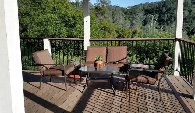 Comfortable Upper Floor Mountain Getaway in Penn Valley, California