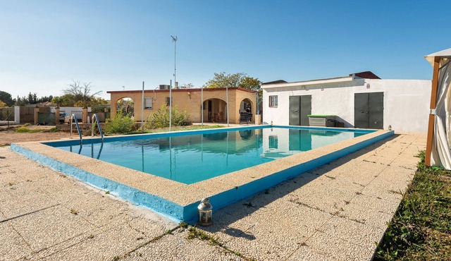 Comfortable vacation home west of Seville on the Rio Guadiamar.