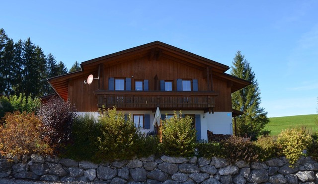 Comfortable vacation home with fireplace, terrace, garden and proximity to the mountains in Lechbruck